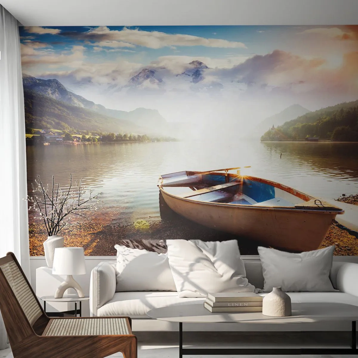 Fototapete Premium Canvas - Ein Boot am Ufer eines Sees mit Blick auf die Berge am Morgen - 100x70cm - Am tollen und klaren Wasser - Moderne Wanddekoration für Wohnzimmer und Schlafzimmer ARTTOR