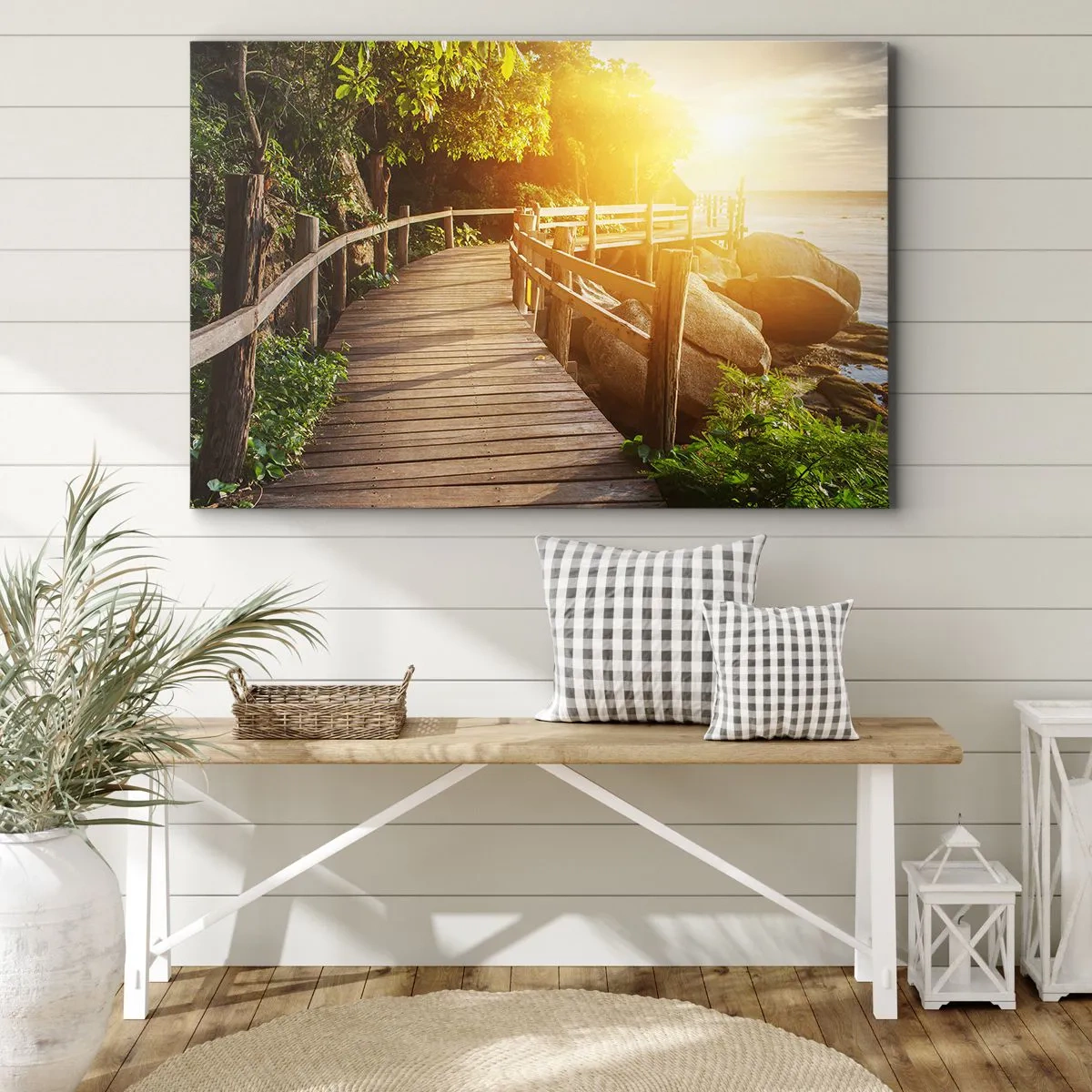 Bild auf Leinwand - Leinwandbild - Eine Holzbrücke im Grünen, die in den Sonnenstrahlen zum Meer führt - 70x50cm - Noch eine Wendung, ein weiteres Wunder - Moderne Wanddekoration für Wohnzimmer und Schlafzimmer ARTTOR