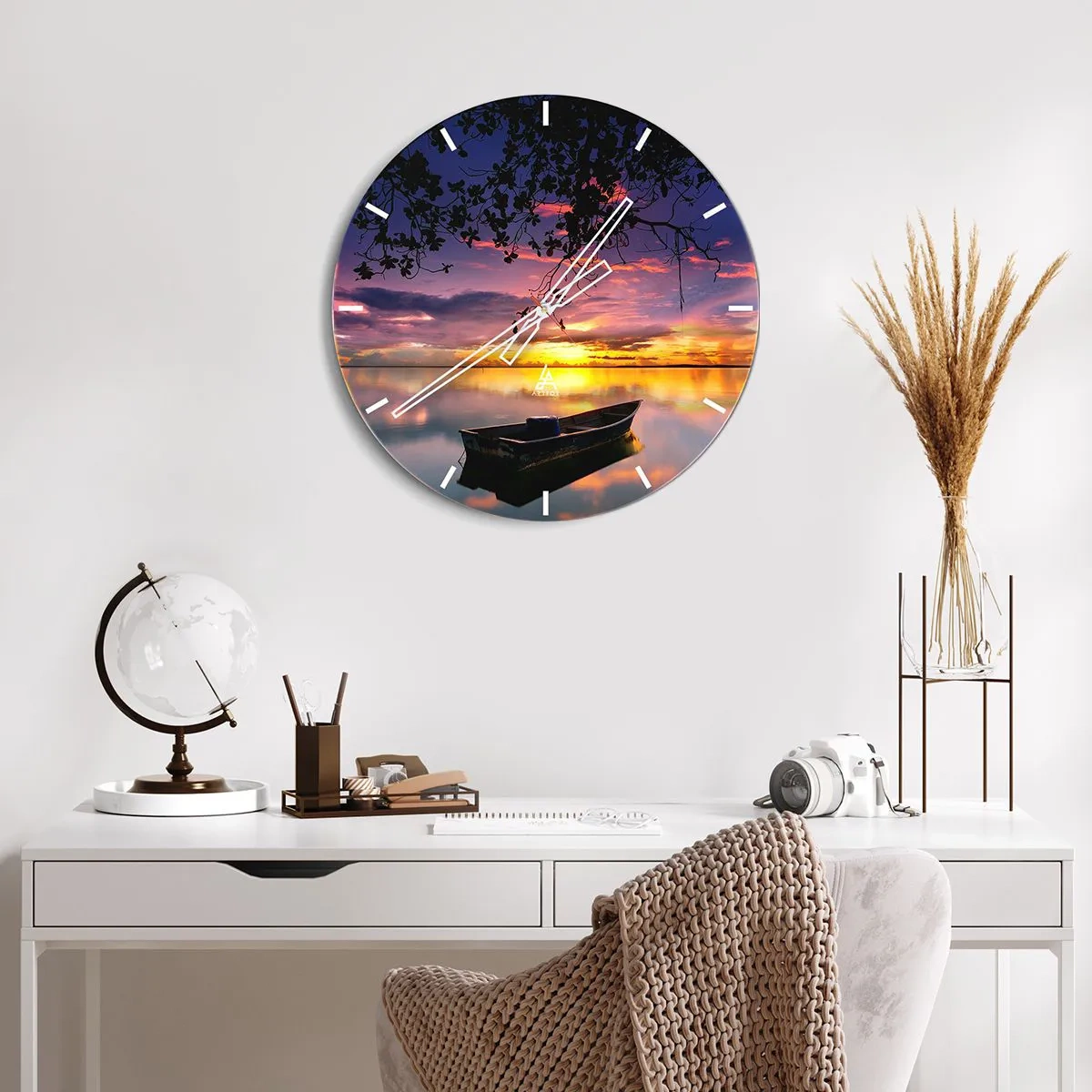 Wanduhr - Glasuhr - Ein Boot auf einem See im Licht der untergehenden Sonne - 30x30cm - Du scheinst mitten am Himmel zu hängen... - Moderne Wanddekoration für Wohnzimmer, Küche und Schlafzimmer ARTTOR