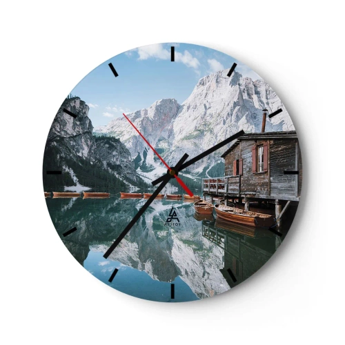 Wanduhr - Glasuhr - Ein Bergsee mit Holzbooten und einer Hütte am Ufer - 30x30cm - Kristallklarer Bergmorgen - Moderne Wanddekoration für Wohnzimmer, Küche und Schlafzimmer ARTTOR