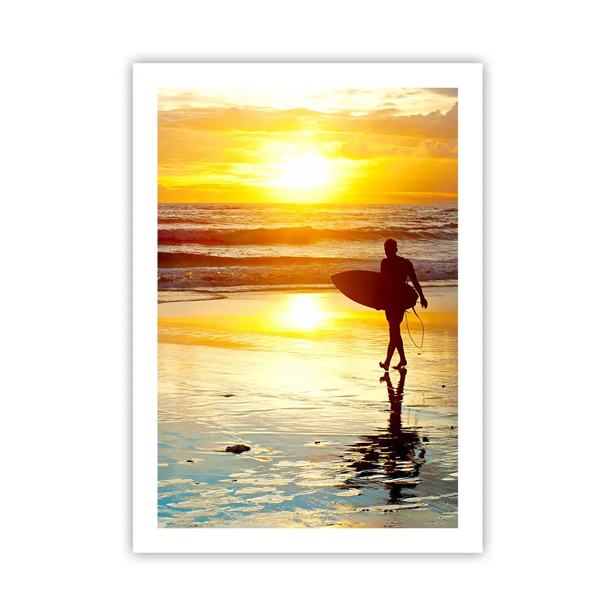 Poster - Surfer zu Fuß am Strand bei Sonnenuntergang - 50x70cm - Die Rückkehr des Kriegers - Moderne Wanddekoration für Wohnzimmer und Schlafzimmer ARTTOR