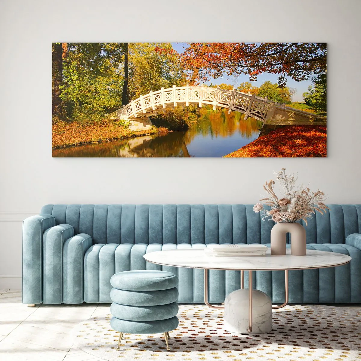 Glasbild - Bild auf glas - Eine Brücke in einem Park, umgeben von Herbstlaub über ruhigem Wasser - 140x50cm - Auf der weißen Seufzerbrücke - Moderne Wanddekoration für Wohnzimmer und Schlafzimmer ARTTOR