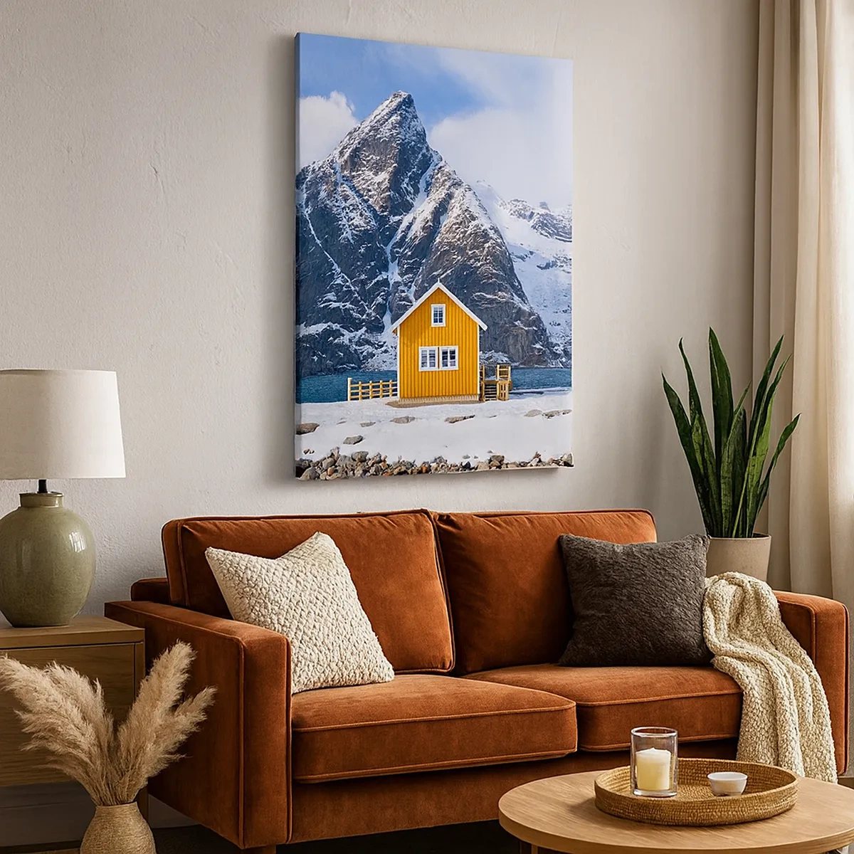 Bild auf Leinwand - Leinwandbild - Ein gelbes Haus vor der Kulisse schneebedeckter Berge und des Meeres - 50x70cm - Skandinavische Feiertage - Moderne Wanddekoration für Wohnzimmer und Schlafzimmer ARTTOR