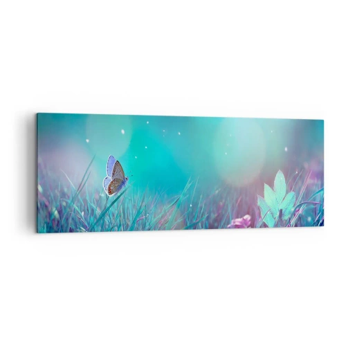 Bild auf Leinwand - Leinwandbild - Ein Schmetterling auf dem Gras im Licht verschwommener Reflexionen - 140x50cm - Das geheime Leben der Wiese - Moderne Wanddekoration für Wohnzimmer und Schlafzimmer ARTTOR