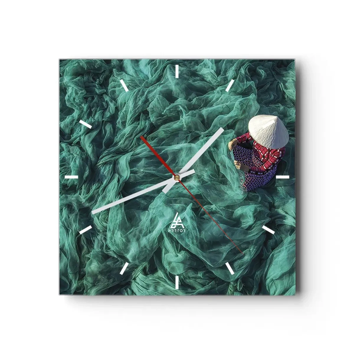Wanduhr - Glasuhr - Eine Person mit Hut zwischen grünen Fischernetzen - 30x30cm - In einem Meer aus Netzen - Moderne Wanddekoration für Wohnzimmer und Schlafzimmer ARTTOR