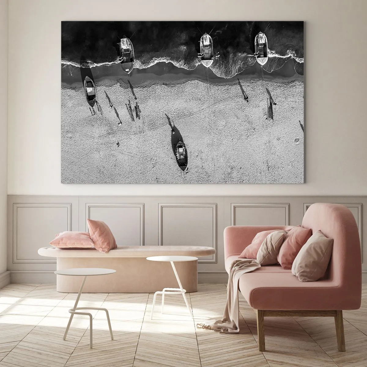 Glasbild - Bild auf glas - Schwarz-weiße Boote und ihre Schatten auf einem Sandstrand von oben gesehen - 70x50cm - Immer noch am Ufer… - Moderne Wanddekoration für Wohnzimmer und Schlafzimmer ARTTOR
