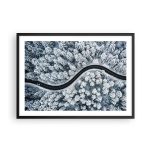 Poster in einem schwarzem Rahmen - Eine Vogelperspektive auf eine kurvenreiche Straße in einem Winterwald - 70x50cm - Durch den Winterwald - Moderne Wanddekoration für Wohnzimmer und Schlafzimmer ARTTOR