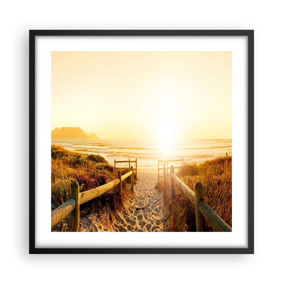 Poster in einem schwarzem Rahmen - Über die Düne, der Sonne entgegen - 50x50 cm