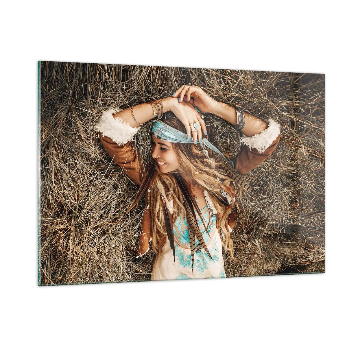 Glasbild - Bild auf glas - Frau im Boho-Stil liegt lächelnd im Heu - 120x80cm - Auf dem Weg in den Sommer der Liebe - Moderne Wanddekoration für Wohnzimmer und Schlafzimmer ARTTOR