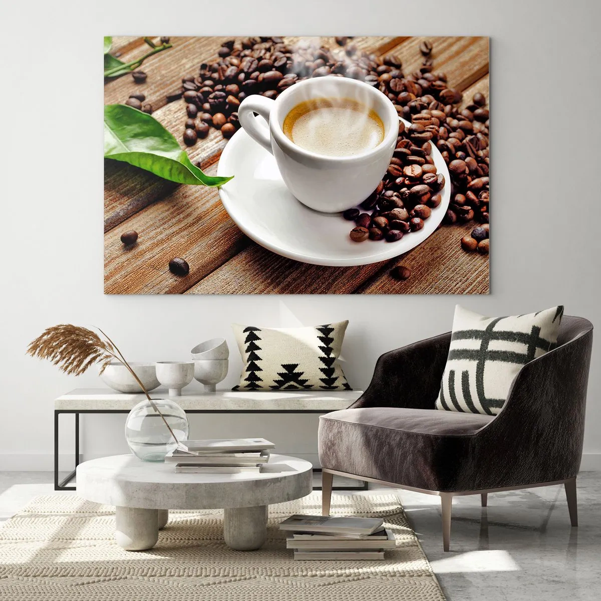 Glasbild - Bild auf glas - Eine Tasse Kaffee, umgeben von Bohnen auf einem Holztisch - 100x70cm - Kaffee auf der Bank - Moderne Wanddekoration für Wohnzimmer und Schlafzimmer ARTTOR