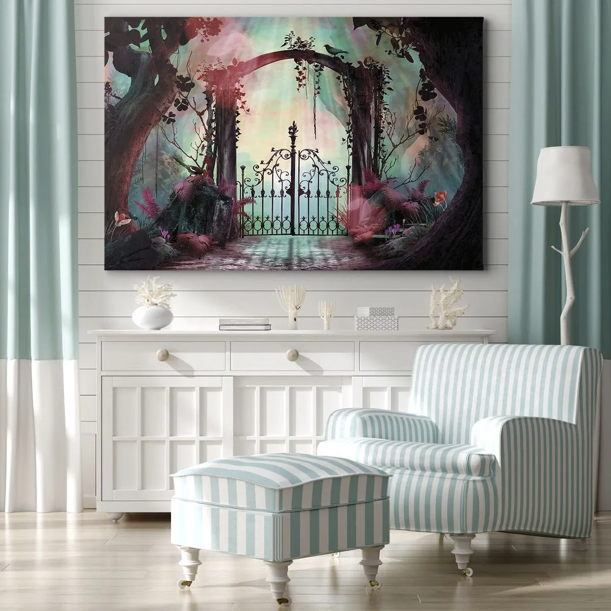 Bild auf Leinwand - Leinwandbild - Ein magischer Eingang mit einem schmiedeeisernen Tor, umgeben von geheimnisvoller Vegetation - 70x50cm - Geheimer Garten - Moderne Wanddekoration für Wohnzimmer und Schlafzimmer ARTTOR