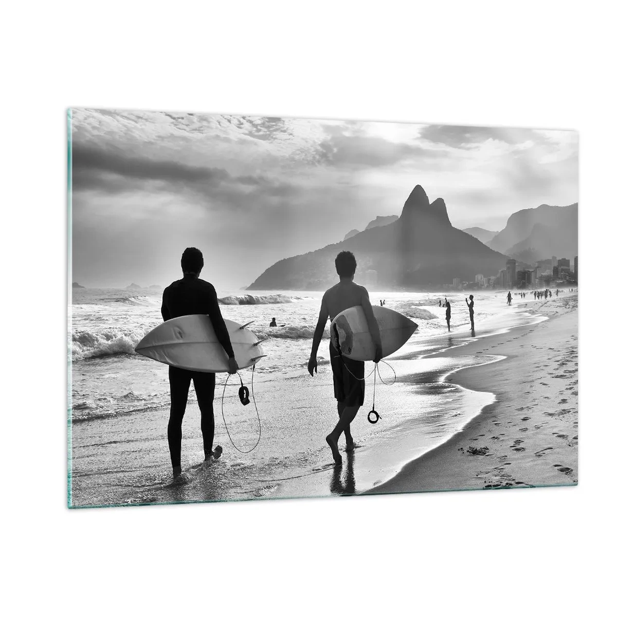 Glasbild - Bild auf glas - Surfer am Strand mit Brettern, Schwarz-Weiß-Komposition - 120x80cm - Single-Wave-Samba - Moderne Wanddekoration für Wohnzimmer und Schlafzimmer ARTTOR