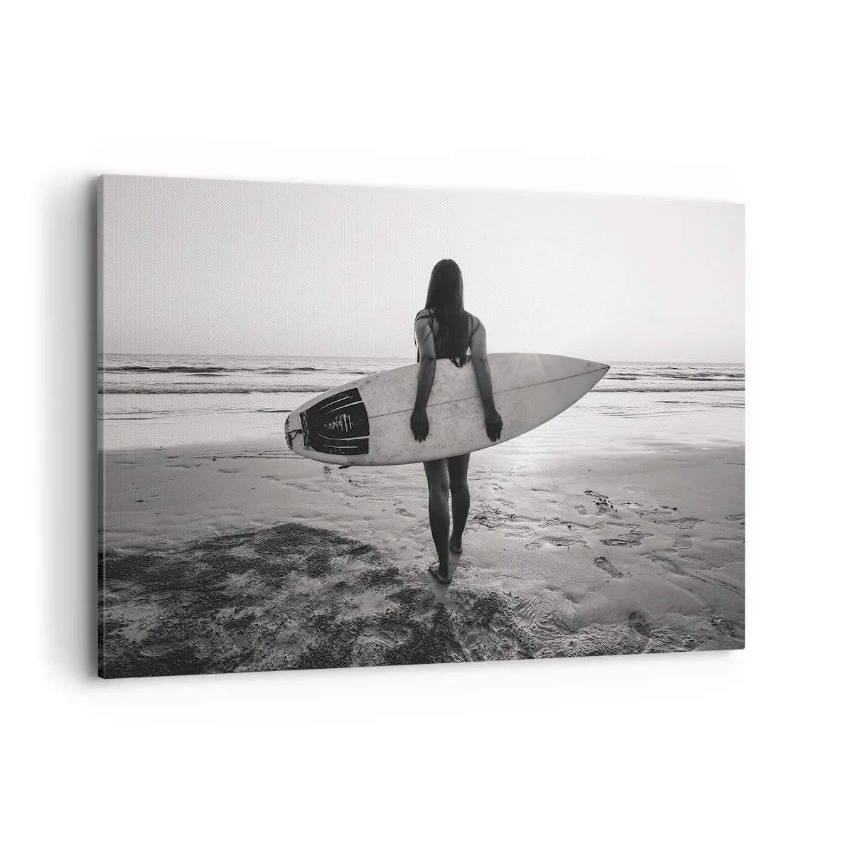 Bild auf Leinwand - Leinwandbild - Frau mit Surfbrett am Strand in Schwarz und Weiß - 120x80cm - Die Tochter der Meereswelle - Moderne Wanddekoration für Wohnzimmer und Schlafzimmer ARTTOR