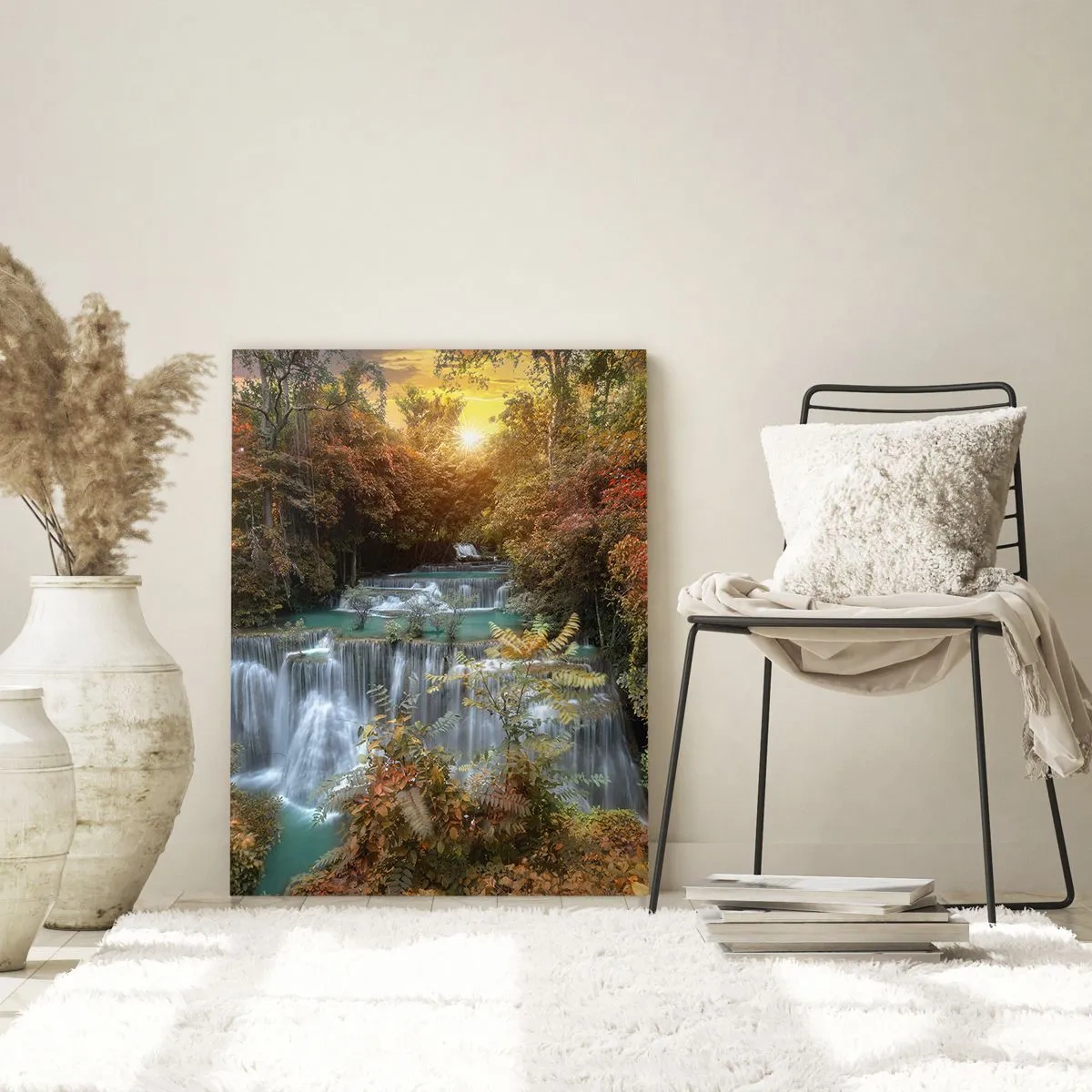 Glasbild - Bild auf glas - Herbstlicher Wasserfall, umgeben von bunten Bäumen im Sonnenlicht - 70x100cm - Versteckter Schatz des Waldes - Moderne Wanddekoration für Wohnzimmer und Schlafzimmer ARTTOR