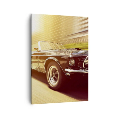 Bild auf Leinwand - Leinwandbild - Ein Oldtimer in Bewegung vor urbaner Kulisse - 50x70cm - 1967 - die Legende kehrt zurück - Moderne Wanddekoration für Wohnzimmer und Schlafzimmer ARTTOR