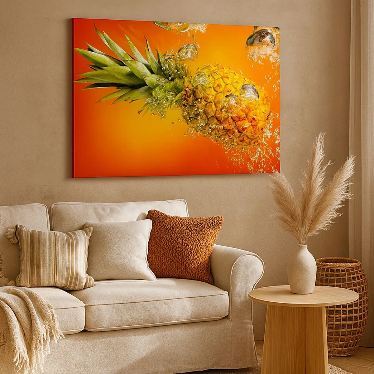 Bild auf Leinwand - Leinwandbild - Eine in Wasser getauchte Ananas vor einem orangefarbenen Hintergrund mit Farbverlauf. - 70x50cm - Tropisch saftige Frische - Moderne Wanddekoration für Wohnzimmer und Schlafzimmer ARTTOR