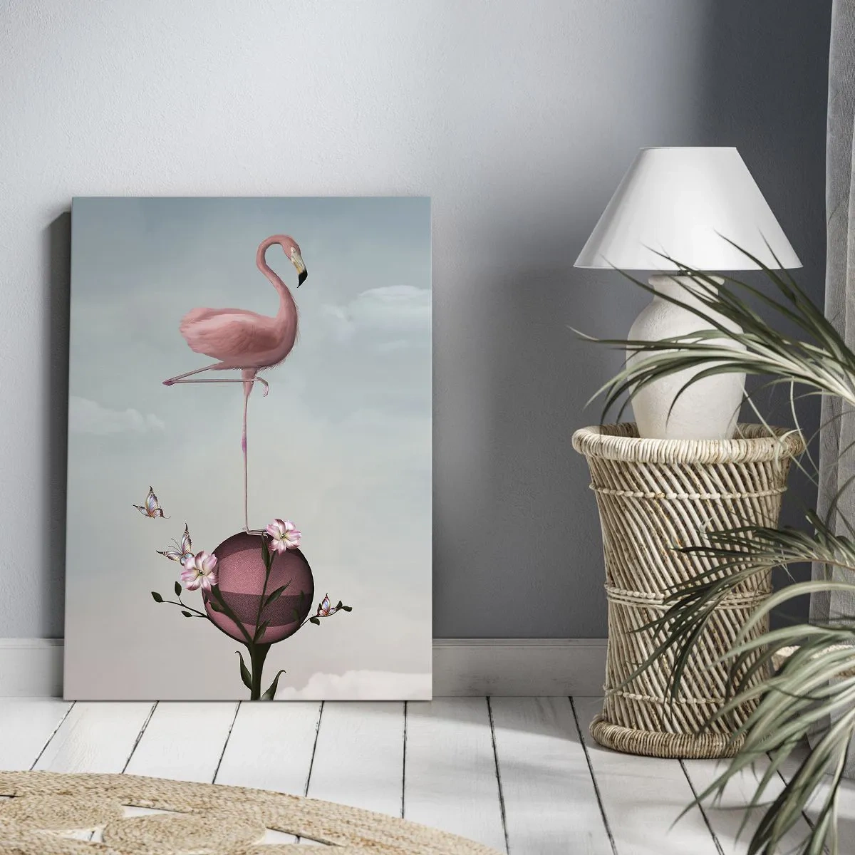 Bild auf Leinwand - Leinwandbild - Ein rosa Flamingo balanciert auf einem Blumenball - 50x70cm - Basketball-Allegorie - Moderne Wanddekoration für Wohnzimmer und Schlafzimmer ARTTOR