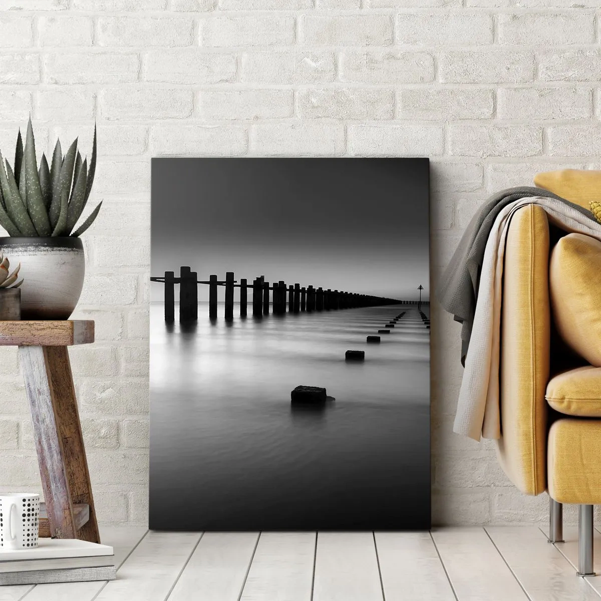 Bild auf Leinwand - Leinwandbild - Im Wasser versunkene Holzpfähle und Betonblöcke in Schwarz-Weiß-Tönen - 50x70cm - Graue Distanz im Nebel - Moderne Wanddekoration für Wohnzimmer und Schlafzimmer ARTTOR