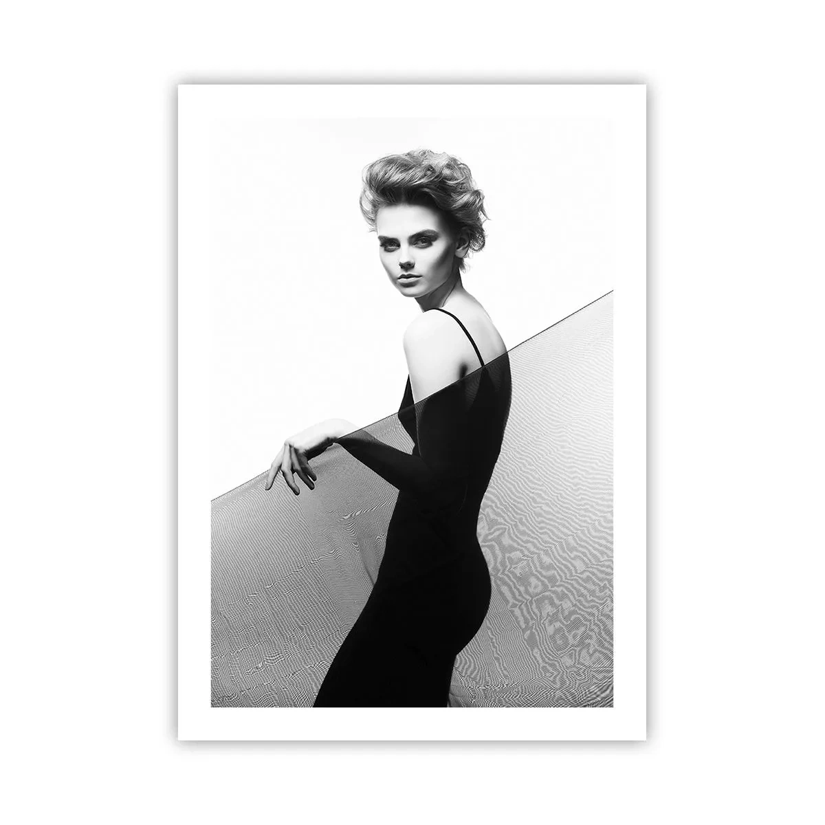 Poster - Eine Frau in einem schwarzen Kleid vor einer Wüstenlandschaft - 50x70cm - Magnetischer Blick - Moderne Wanddekoration für Wohnzimmer und Schlafzimmer ARTTOR