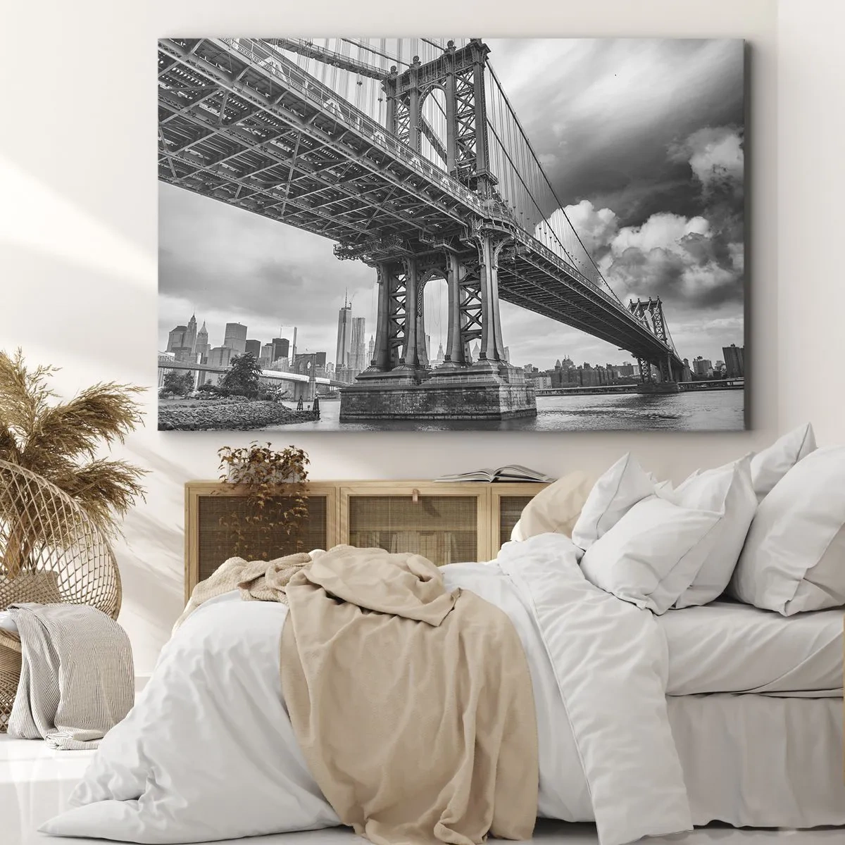 Bild auf Leinwand - Leinwandbild - Eine Brücke in Schwarz-Weiß mit Blick auf die Stadt - 100x70cm - Ins Herz der Stadt - Moderne Wanddekoration für Wohnzimmer und Schlafzimmer ARTTOR