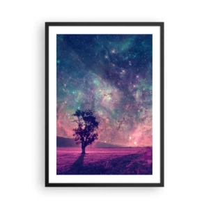 Poster in einem schwarzem Rahmen - Ein Baum vor dem Hintergrund eines Sternenhimmels in bunten Schattierungen - 50x70cm - Unter dem magischen Himmel - Moderne Wanddekoration für Wohnzimmer und Schlafzimmer ARTTOR