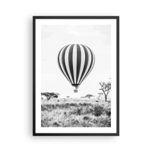 Poster in einem schwarzem Rahmen - Ein Heißluftballon schwebt in Schwarzweiß über der Savanne. - 50x70cm - Über der Savanne - Moderne Wanddekoration für Wohnzimmer und Schlafzimmer ARTTOR