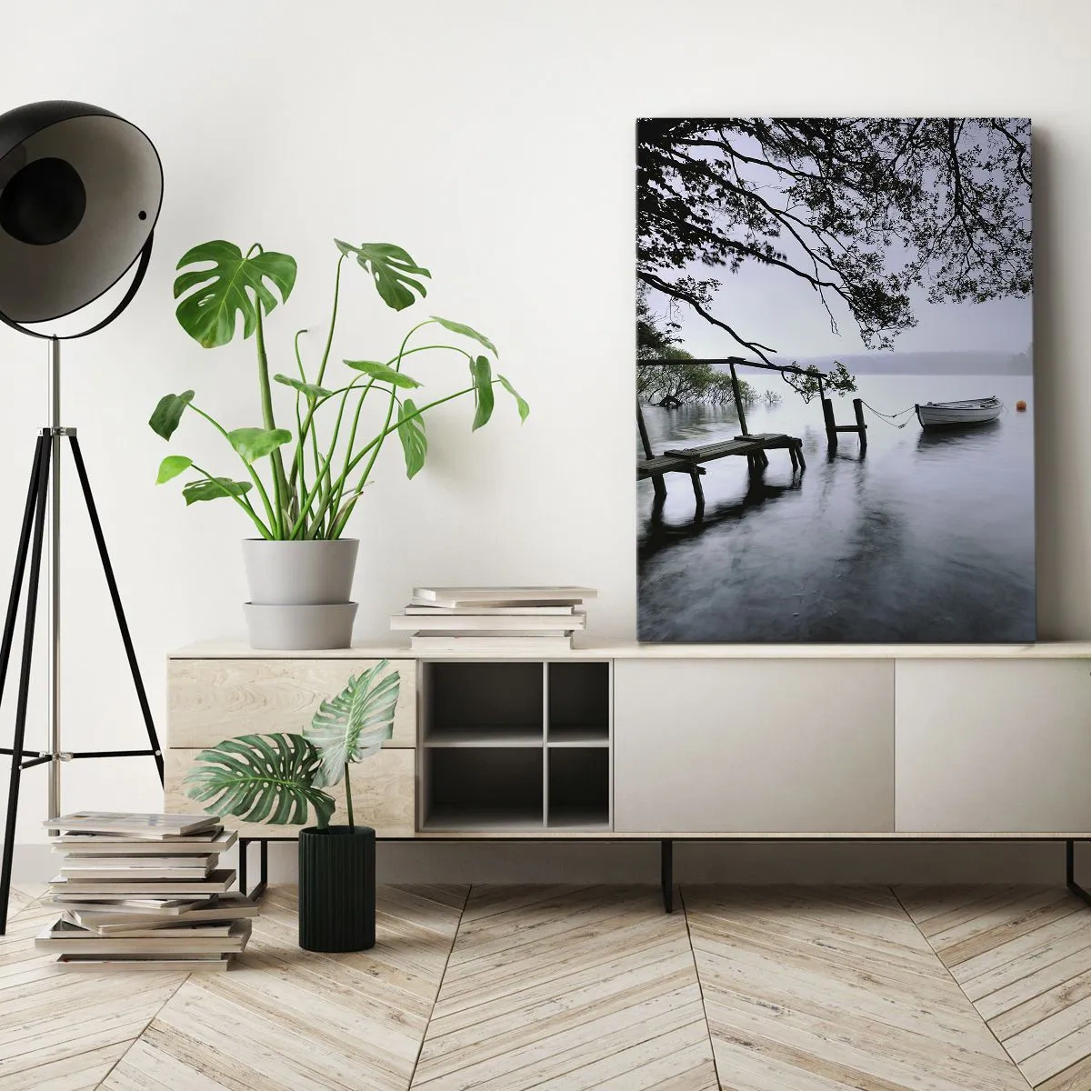 Bild auf Leinwand - Leinwandbild - Ein Steg über dem Wasser mit einem Boot im Hintergrund, umgeben von einer nebligen Landschaft - 50x70cm - Du ruhst dich schon aus - Moderne Wanddekoration für Wohnzimmer und Schlafzimmer ARTTOR
