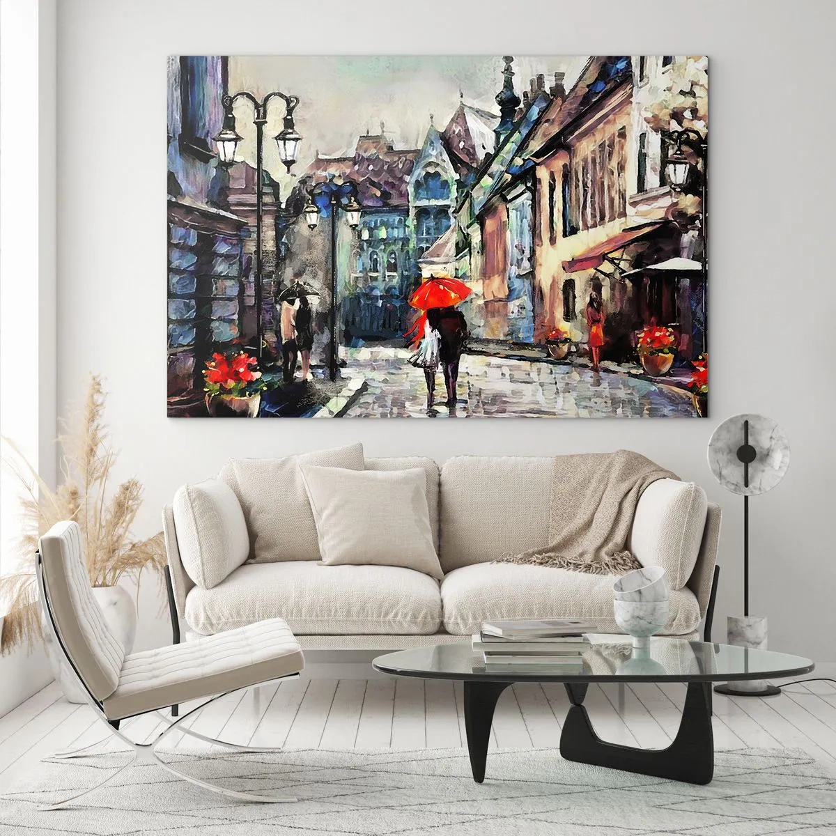 Glasbild - Bild auf glas - Ein Paar unter einem roten Regenschirm schlendert durch eine malerische Straße - 70x50cm - Regen für Zwei - Moderne Wanddekoration für Wohnzimmer und Schlafzimmer ARTTOR