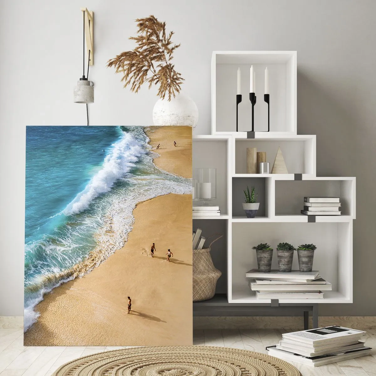 Glasbild - Bild auf glas - Ein goldener Strand mit türkisfarbenem Wasser und Menschen, die am Ufer entlang spazieren - 50x70cm - Und dann die Sonne, der Strand… - Moderne Wanddekoration für Wohnzimmer und Schlafzimmer ARTTOR