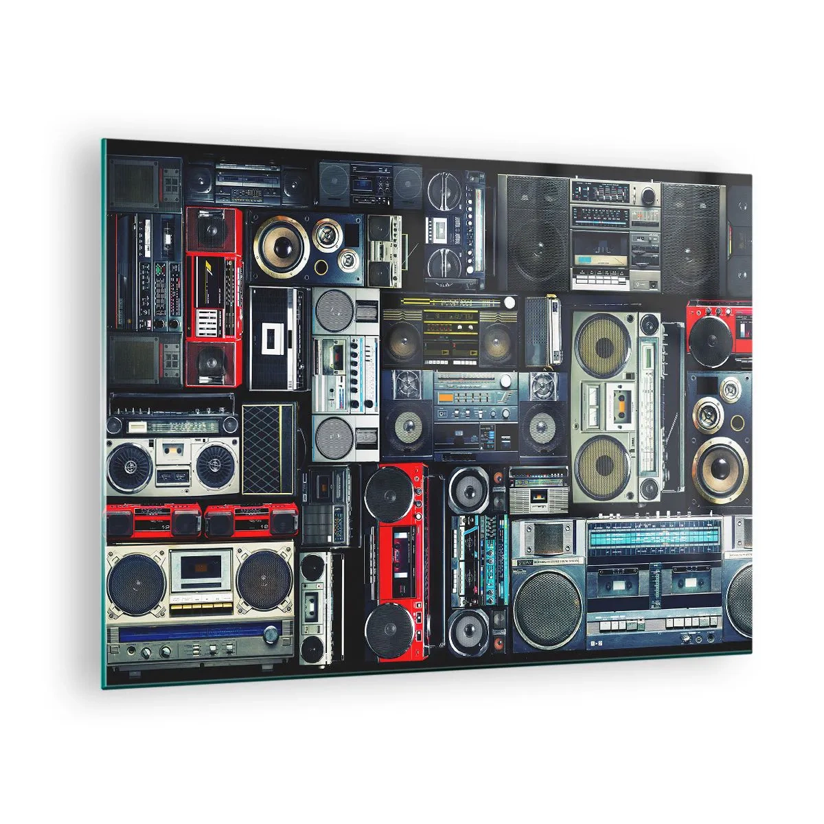 Glasbild - Bild auf glas - Eine Collage aus Retro-Radios und Tonbandgeräten auf dunklem Hintergrund. - 70x50cm - Sehnsucht nach den 1980er Jahren - Moderne Wanddekoration für Wohnzimmer und Schlafzimmer ARTTOR
