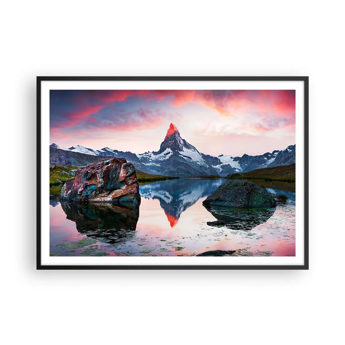 Poster in einem schwarzem Rahmen - Ein Berggipfel spiegelt sich bei Sonnenuntergang in einem See - 100x70cm - Das Herz der Berge ist heiß - Moderne Wanddekoration für Wohnzimmer und Schlafzimmer ARTTOR