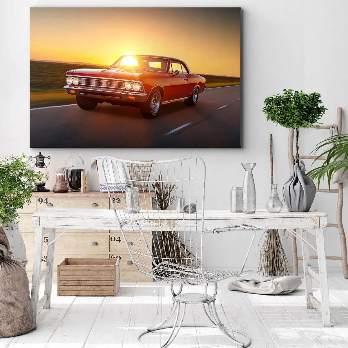 Bild auf Leinwand - Leinwandbild - Ein rotes Auto in der untergehenden Sonne auf einer offenen Straße - 70x50cm - Begehren ist rot - Moderne Wanddekoration für Wohnzimmer und Schlafzimmer ARTTOR