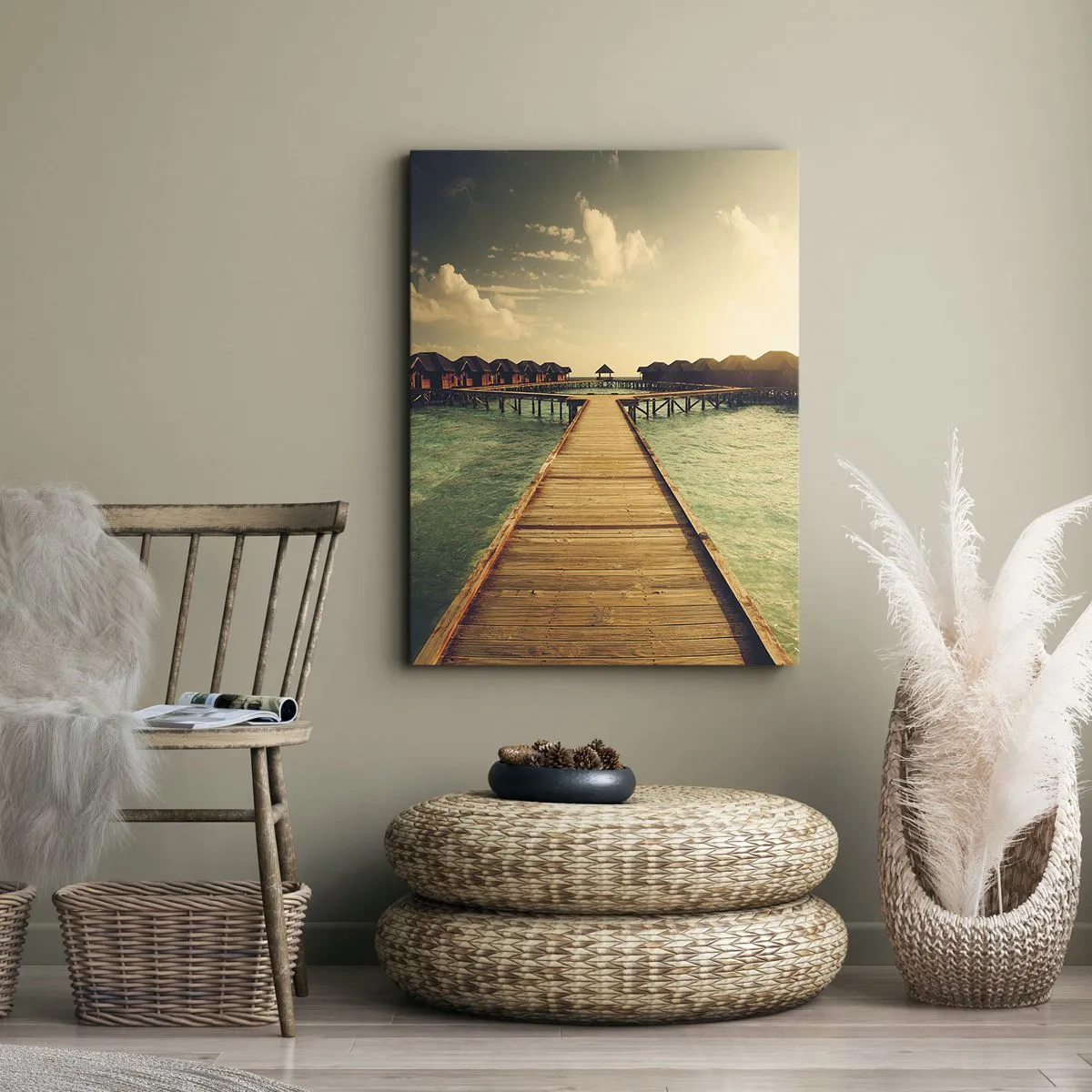 Bild auf Leinwand - Leinwandbild - Ein Holzsteg führt zu den Häusern am Wasser, beleuchtet von den Sonnenstrahlen. - 50x70cm - Eine herzliche Einladung - Moderne Wanddekoration für Wohnzimmer und Schlafzimmer ARTTOR