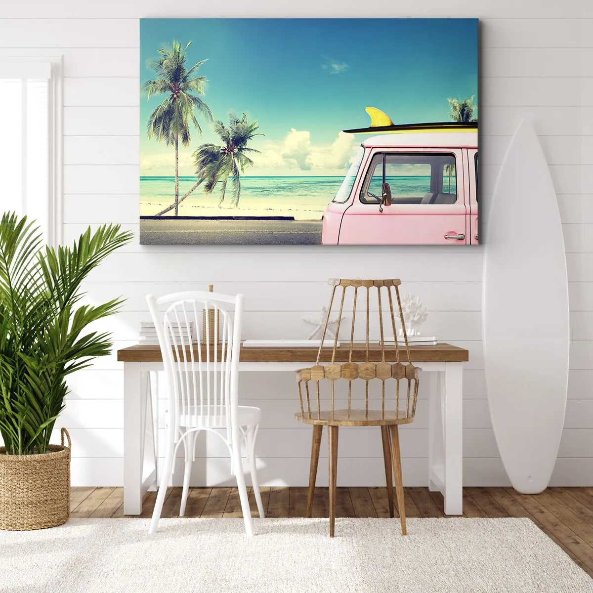 Bild auf Leinwand - Leinwandbild - Ein rosafarbener Van mit einem Surfbrett vor einem tropischen Strand. - 100x70cm - Zeit um in die Ferien zu starten - Moderne Wanddekoration für Wohnzimmer und Schlafzimmer ARTTOR