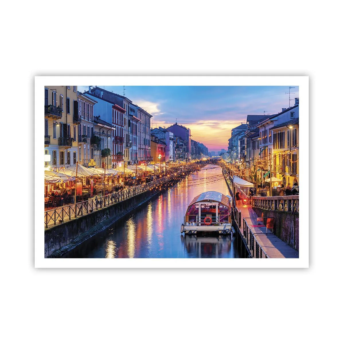 Poster - Ein Kanal mit Beleuchtung, umgeben von farbenfrohen Gebäuden - 100x70cm - Ein Abend voller Licht und Spaß - Moderne Wanddekoration für Wohnzimmer und Schlafzimmer ARTTOR