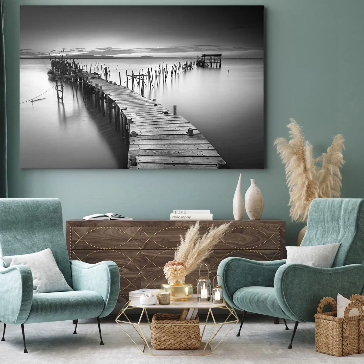 Bild auf Leinwand - Leinwandbild - Ein Holzsteg an einem ruhigen See in Grautönen - 70x50cm - Der Frieden eines vergessenen Ufers - Moderne Wanddekoration für Wohnzimmer und Schlafzimmer ARTTOR