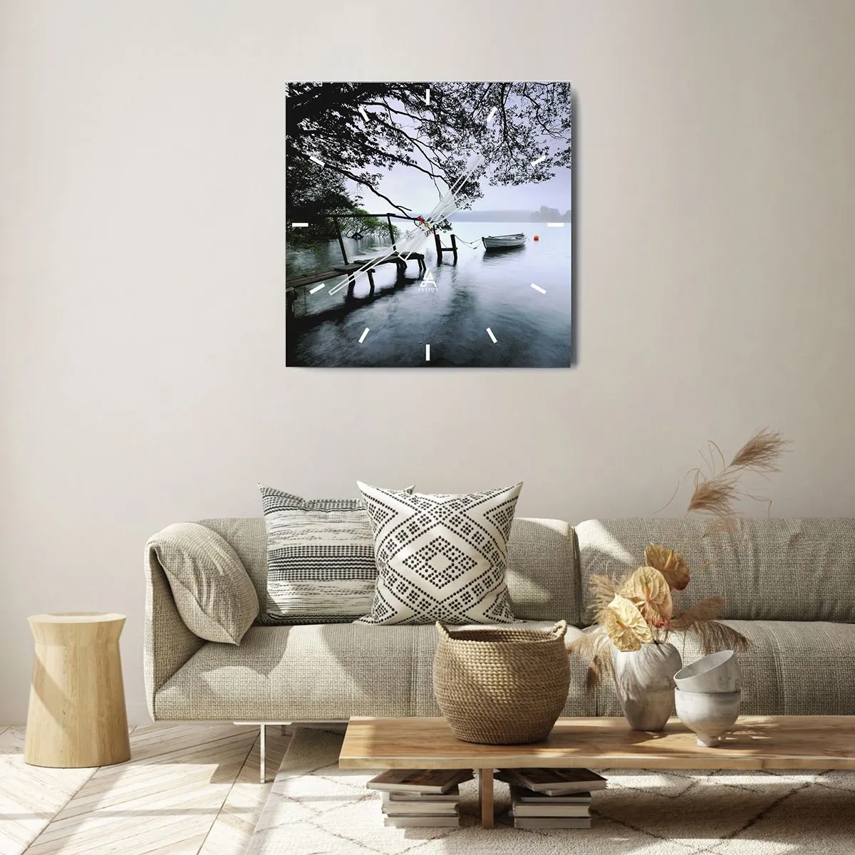 Wanduhr - Glasuhr - Ein Steg über dem Wasser mit einem Boot im Hintergrund, umgeben von einer nebligen Landschaft - 30x30cm - Du ruhst dich schon aus - Moderne Wanddekoration für Wohnzimmer und Schlafzimmer ARTTOR