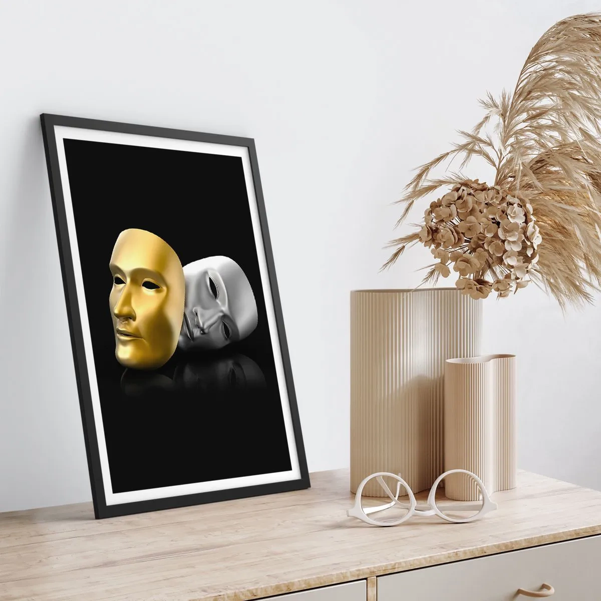 Poster in einem schwarzem Rahmen - Gold- und Silbermaske auf schwarzem Hintergrund - 50x70cm - Das Leben ist wie ein Theater - Moderne Wanddekoration für Wohnzimmer und Schlafzimmer ARTTOR