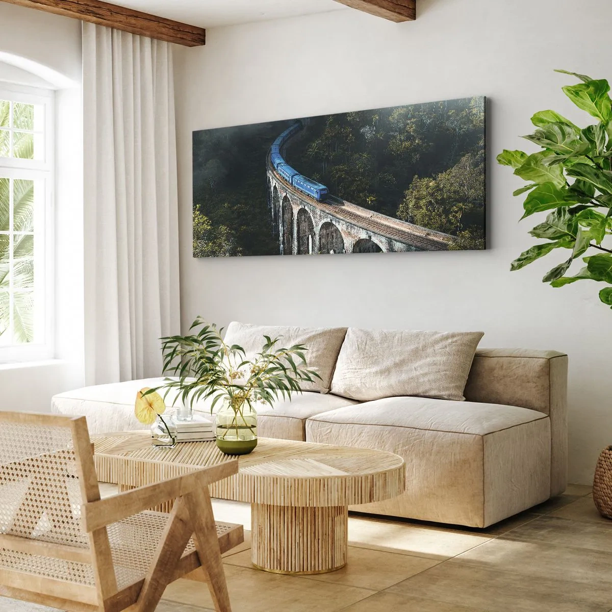 Bild auf Leinwand - Leinwandbild - Ein blauer Zug auf einem historischen Viadukt inmitten der Wälder - 160x50cm - Neigung zur Natur - Moderne Wanddekoration für Wohnzimmer und Schlafzimmer ARTTOR