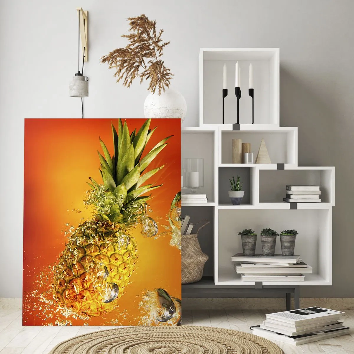 Glasbild - Bild auf glas - Ananas in Wasser getaucht vor einem Hintergrund von intensivem Orange - 50x70cm - Tropisch saftige Frische - Moderne Wanddekoration für Wohnzimmer und Schlafzimmer ARTTOR