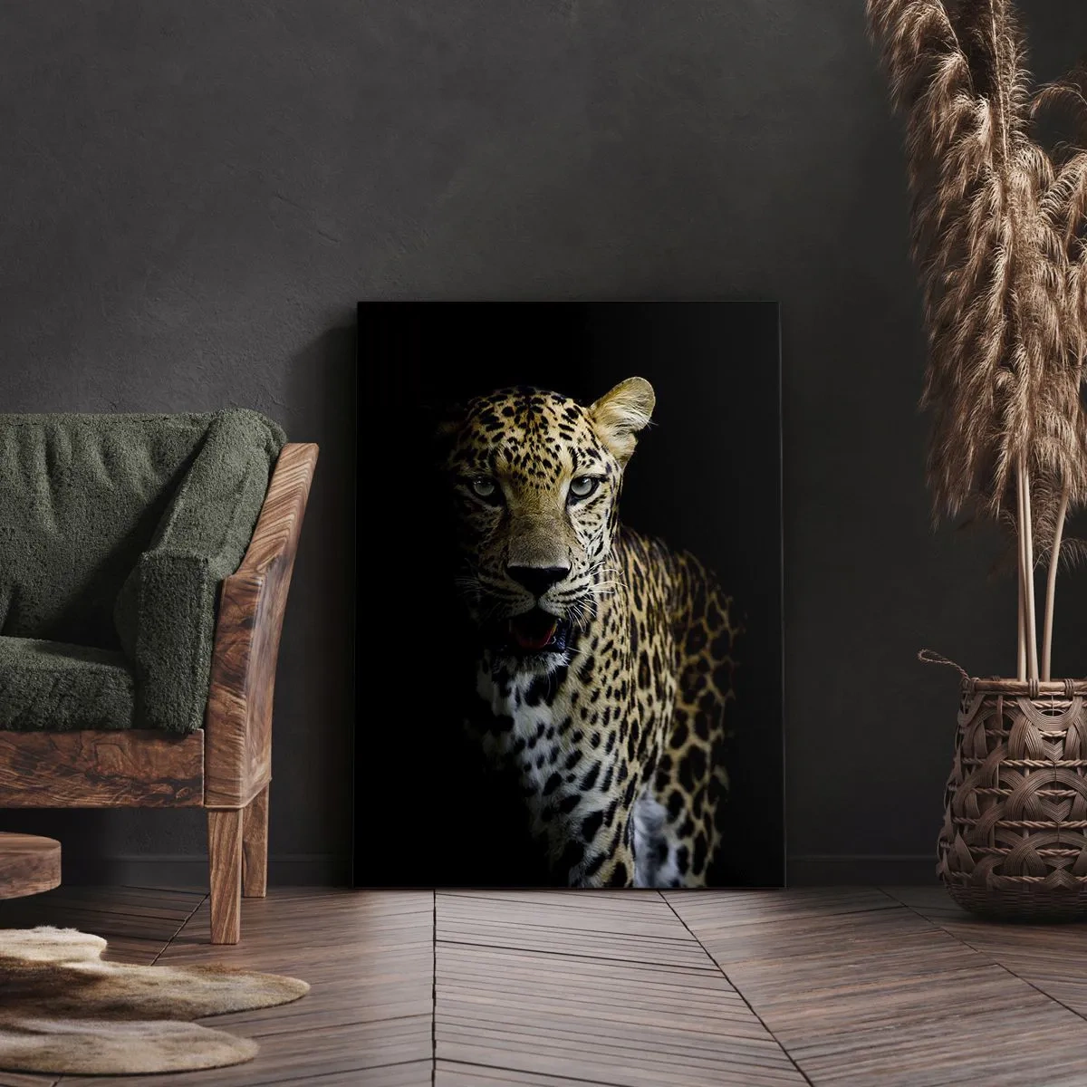 Bild auf Leinwand - Leinwandbild - Ein Leopard auf dunklem Hintergrund mit intensivem Blick - 70x100cm - Dunkle Schönheit - Moderne Wanddekoration für Wohnzimmer und Schlafzimmer ARTTOR