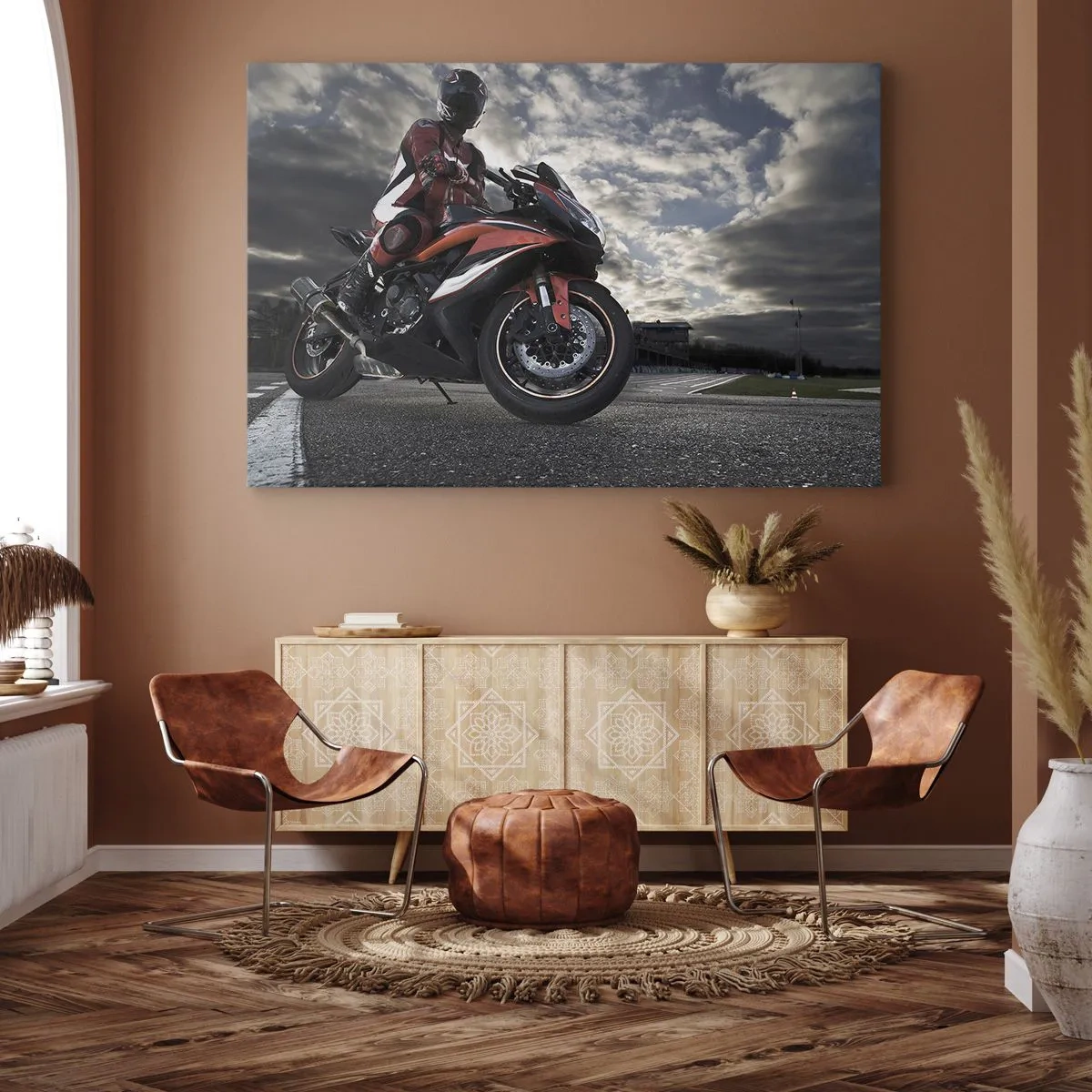 Bild auf Leinwand - Leinwandbild - Ein Motorradfahrer auf einem Sportmotorrad vor bewölktem Himmel - 100x70cm - Dunkler Reiter - Moderne Wanddekoration für Wohnzimmer und Schlafzimmer ARTTOR