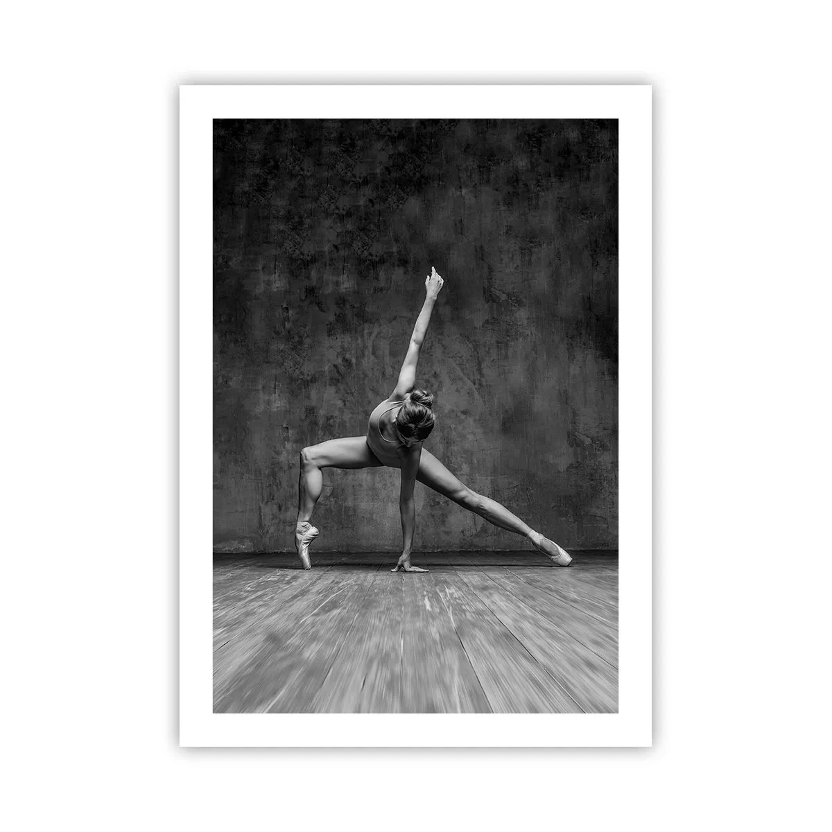 Poster - Eine schwarz-weiße Ballerina in einer dynamischen Pose vor einer rohen Wand. - 50x70cm - Das Ideal des Gleichgewichts - Moderne Wanddekoration für Wohnzimmer und Schlafzimmer ARTTOR