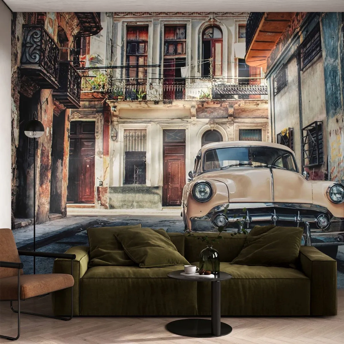 Fototapete Premium Sand - Ein Oldtimer vor der Kulisse einer Kolonialstraße - 100x70cm - Die Siesta in Havanna - Moderne Wanddekoration für Wohnzimmer und Schlafzimmer ARTTOR