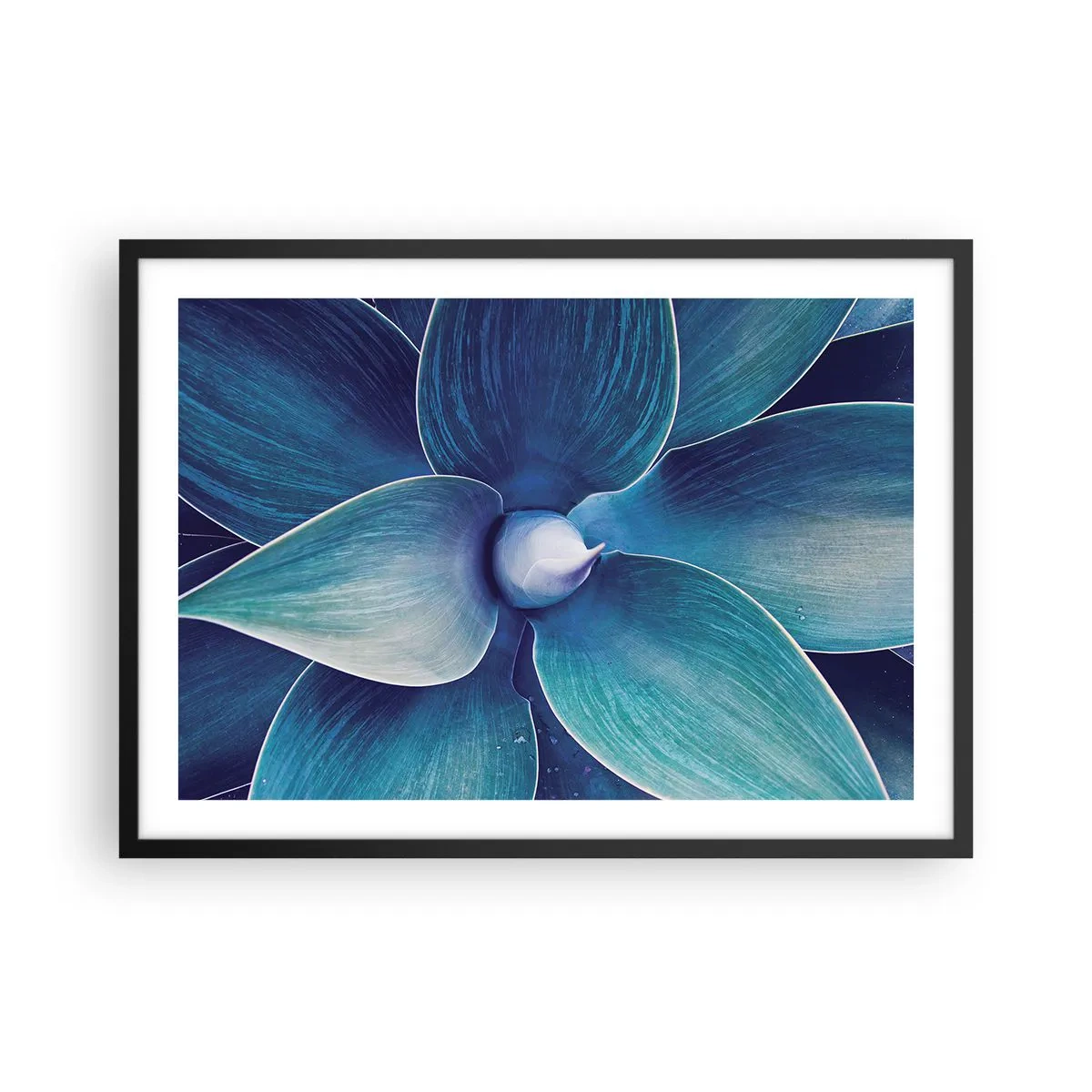 Poster in einem schwarzem Rahmen - Nahaufnahme einer abstrakten Blume in Blautönen - 70x50cm - Bläulich vom Himmel - Moderne Wanddekoration für Wohnzimmer und Schlafzimmer ARTTOR