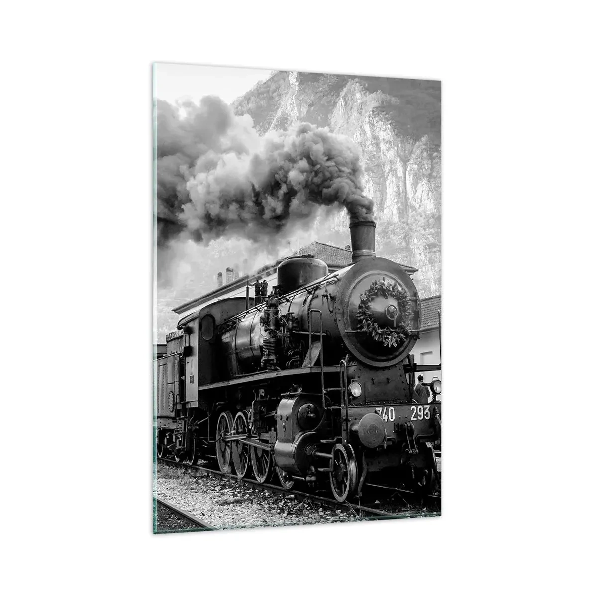 Glasbild - Bild auf glas - Eine schwarz-weiße Dampflokomotive vor einer Berglandschaft - 80x120cm - Steht am Bahnhof ... - Moderne Wanddekoration für Wohnzimmer und Schlafzimmer ARTTOR