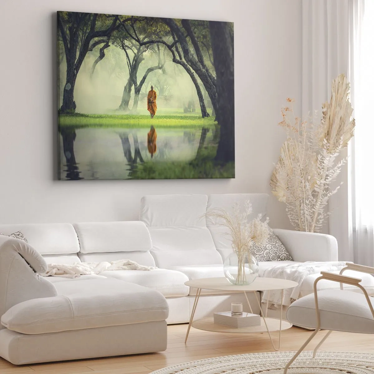 Bild auf Leinwand - Leinwandbild - Ein Mönch in einer orangefarbenen Robe in einem Wald mit nebligem Hintergrund und Spiegelung im Wasser. - 70x50cm - Auf dem Weg zur Erleuchtung - Moderne Wanddekoration für Wohnzimmer und Schlafzimmer ARTTOR