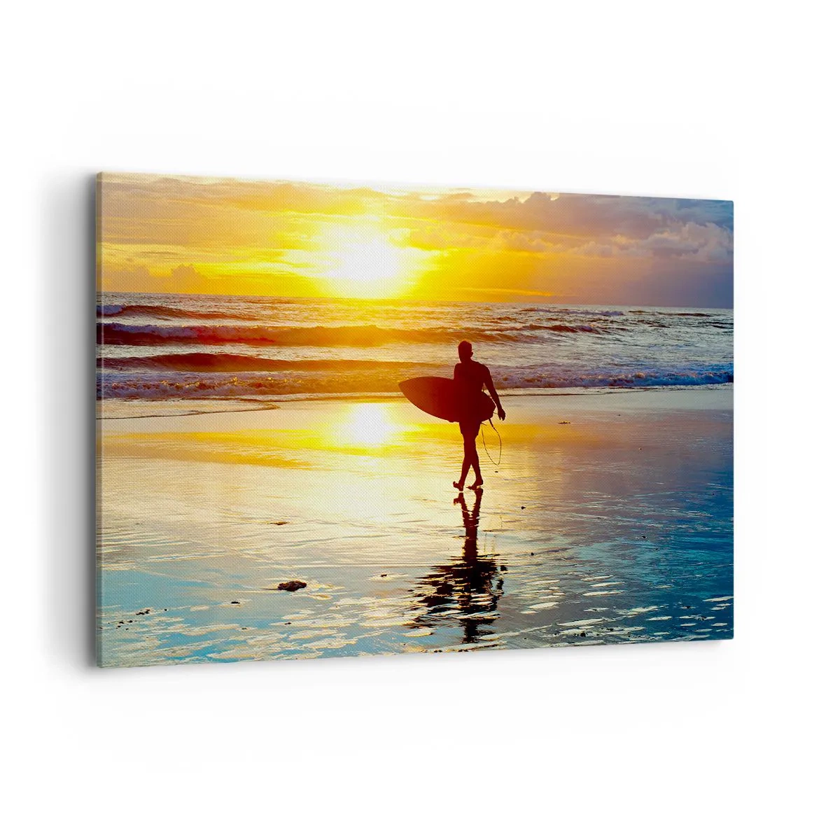 Bild auf Leinwand - Leinwandbild - Ein Surfer geht bei Sonnenuntergang mit einem Brett in der Hand am Strand spazieren. - 100x70cm - Die Rückkehr des Kriegers - Moderne Wanddekoration für Wohnzimmer und Schlafzimmer ARTTOR