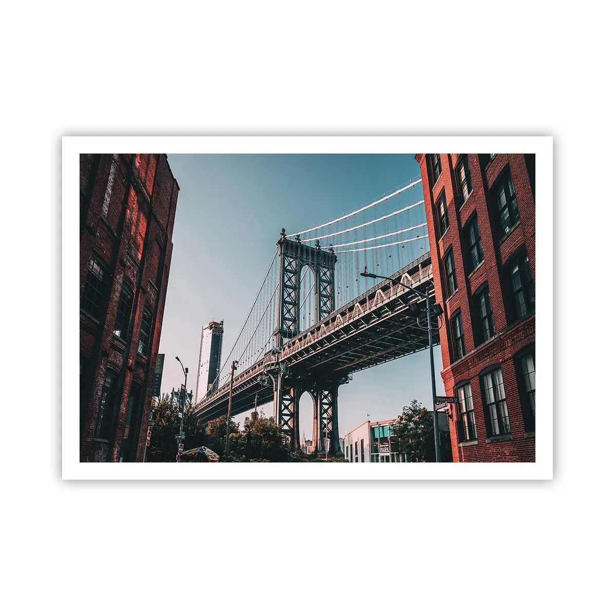 Poster - Eine Brücke zwischen Gebäuden in einer städtischen Landschaft - 100x70cm - Über den Wellen der Stadt - Moderne Wanddekoration für Wohnzimmer und Schlafzimmer ARTTOR