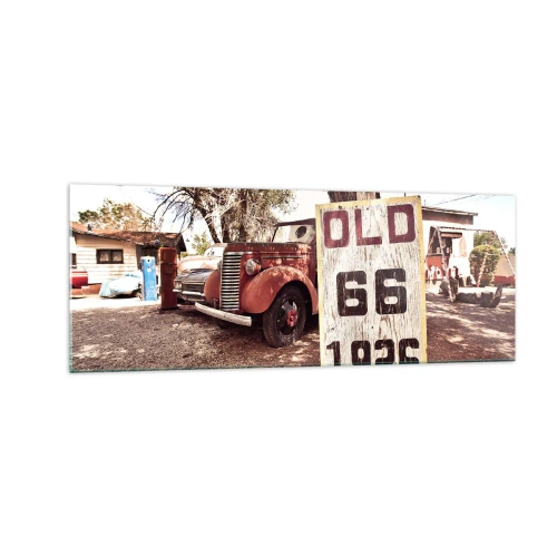 Glasbild - Bild auf glas - Retro-Auto und Route 66-Schild in rustikalem Ambiente - 140x50cm - Die Legende der amerikanischen Provinz - Moderne Wanddekoration für Wohnzimmer und Schlafzimmer ARTTOR